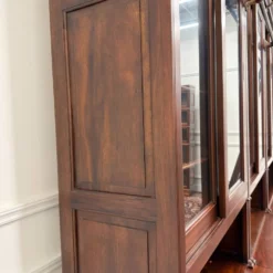 Bibliothèque classique en bois avec vitrine