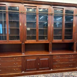 Bibliothèque classique en bois avec vitrine