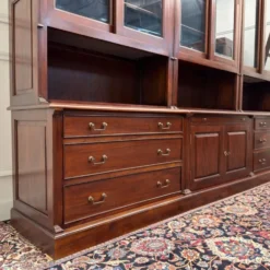 Bibliothèque classique en bois avec vitrine
