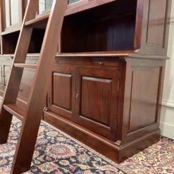 Bibliothèque classique en bois avec vitrine