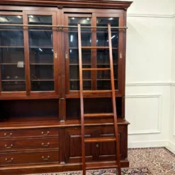 Bibliothèque classique en bois avec vitrine