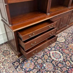 Bibliothèque classique en bois avec vitrine