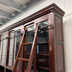 Bibliothèque classique en bois avec vitrine