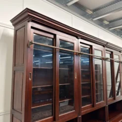 Bibliothèque classique en bois avec vitrine