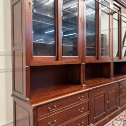 Bibliothèque classique en bois avec vitrine