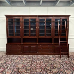 Bibliothèque classique en bois avec vitrine