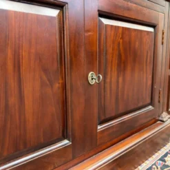 Bibliothèque classique en bois avec vitrine