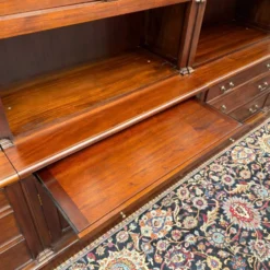 Bibliothèque classique en bois avec vitrine