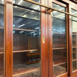 Bibliothèque classique en bois avec vitrine