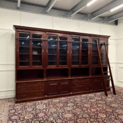 Bibliothèque classique en bois avec vitrine