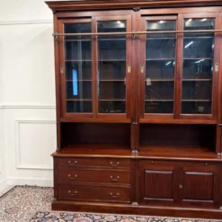 Bibliothèque classique en bois avec vitrine