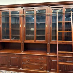Bibliothèque classique en bois avec vitrine