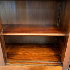 Bibliothèque classique en bois avec vitrine
