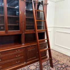Bibliothèque classique en bois avec vitrine