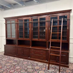 Bibliothèque classique en bois avec vitrine