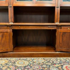 Bibliothèque classique en bois avec vitrine