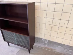 Bibliothèque danoise avec vitrine en verre