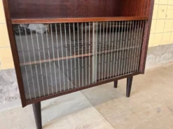 Bibliothèque danoise avec vitrine en verre