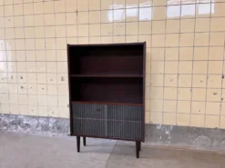 Bibliothèque danoise avec vitrine en verre