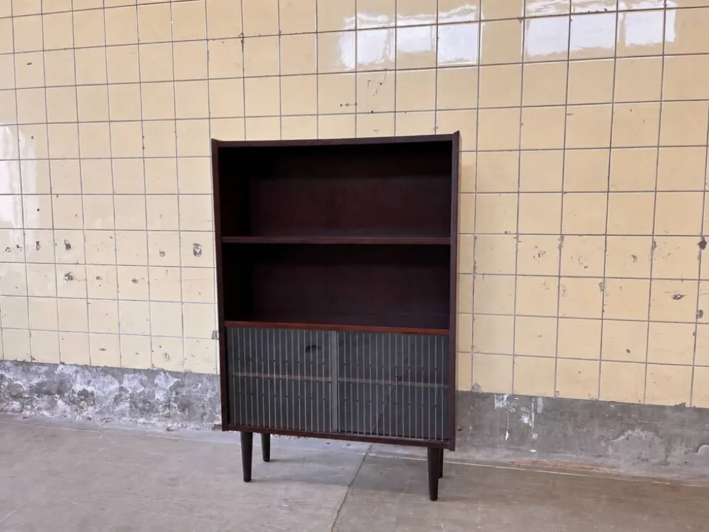 Bibliothèque danoise avec vitrine en verre