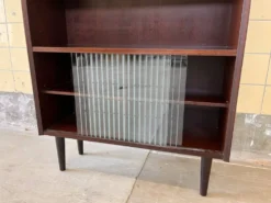 Bibliothèque danoise avec vitrine en verre