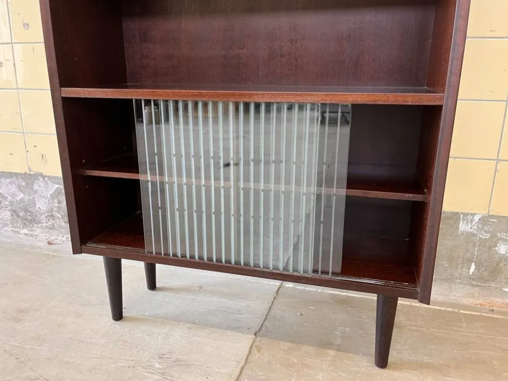 Bibliothèque danoise avec vitrine en verre