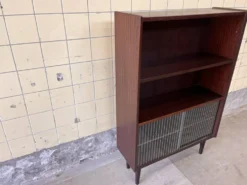Bibliothèque danoise avec vitrine en verre