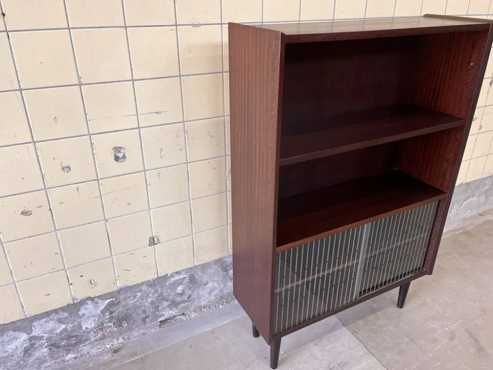 Bibliothèque danoise avec vitrine en verre