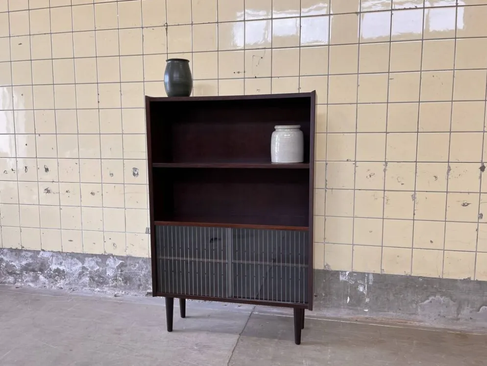 Bibliothèque danoise avec vitrine en verre
