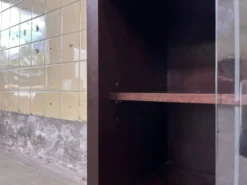 Bibliothèque danoise avec vitrine en verre