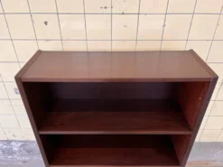 Bibliothèque danoise avec vitrine en verre