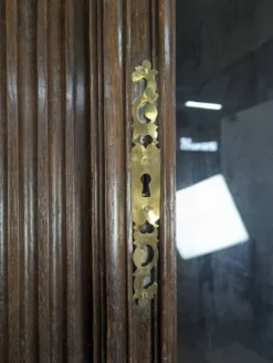 Bibliothèque deux corps Louis XV en chêne vitrée et grillagée