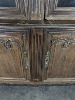 Bibliothèque deux corps Louis XV en chêne vitrée et grillagée