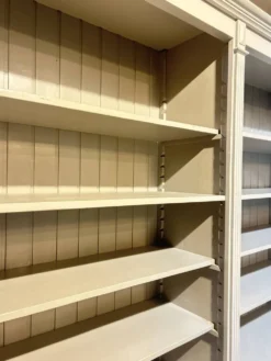 Bibliothèque deux corps , peinte en gris.