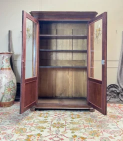 Bibliothèque en acajou flammé d’époque restauration xix eme siècle