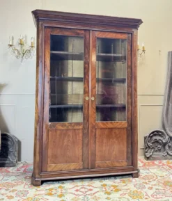 Bibliothèque en acajou flammé d’époque restauration xix eme siècle