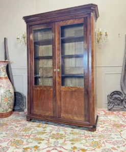 Bibliothèque en acajou flammé d’époque restauration xix eme siècle