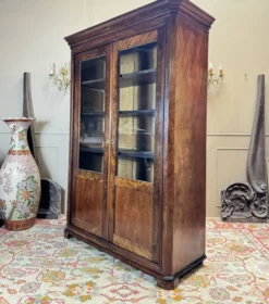 Bibliothèque en acajou flammé d’époque restauration xix eme siècle