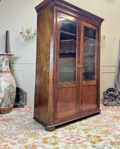 Bibliothèque en acajou flammé d’époque restauration xix eme siècle
