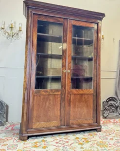 Bibliothèque en acajou flammé d’époque restauration xix eme siècle