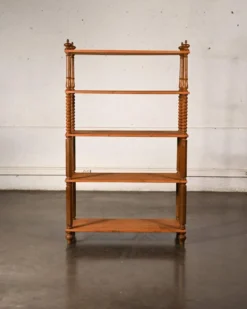 Bibliothèque en bois tourné