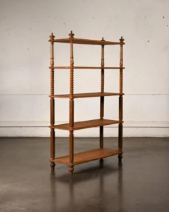 Bibliothèque en bois tourné