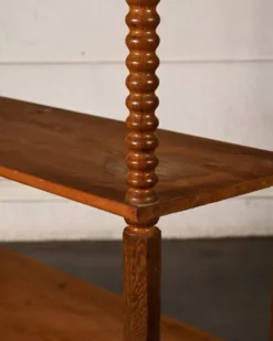 Bibliothèque en bois tourné