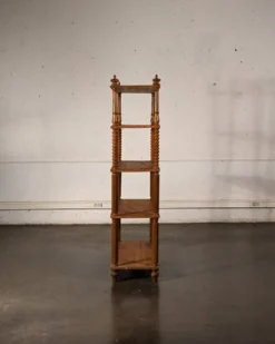 Bibliothèque en bois tourné