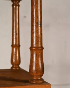 Bibliothèque en bois tourné