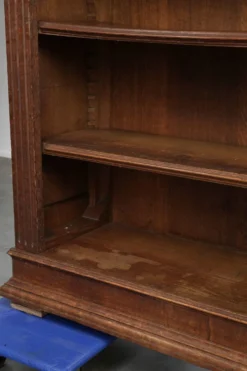 Bibliothèque en chêne néerlandais antique du début du 20e siècle avec des détails élégants.