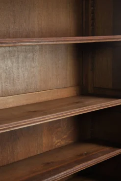 Bibliothèque en chêne néerlandais antique du début du 20e siècle avec des détails élégants.