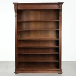 Bibliothèque en chêne néerlandais antique du début du 20e siècle avec des détails élégants.