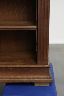 Bibliothèque en chêne néerlandais antique du début du 20e siècle avec des détails élégants.