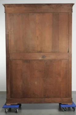 Bibliothèque en chêne néerlandais antique du début du 20e siècle avec des détails élégants.